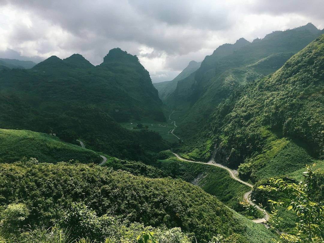 Cung đường qua núi đồi vùng biên giới phía Bắc Việt Nam