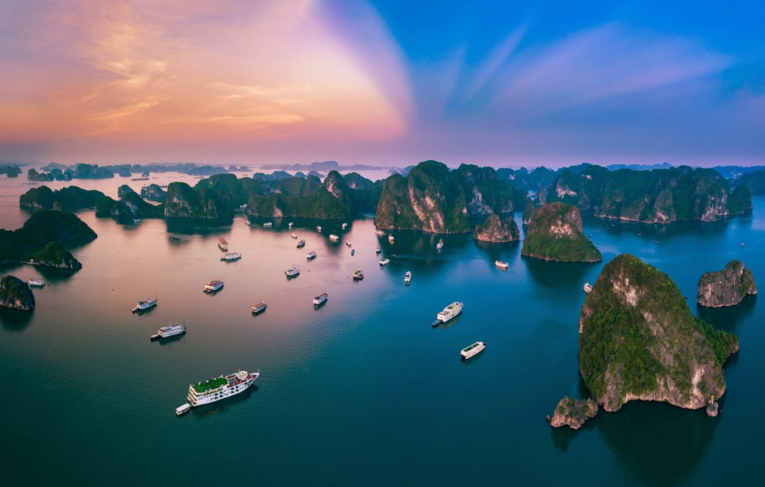 Vịnh Hạ Long khi mặt trời xuống thấp